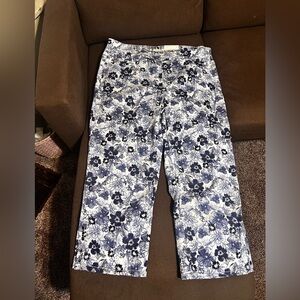Sz: 16
Westbound
Blue Floral Capri Pants
Cotton/Poly/Rayon/ Spandex